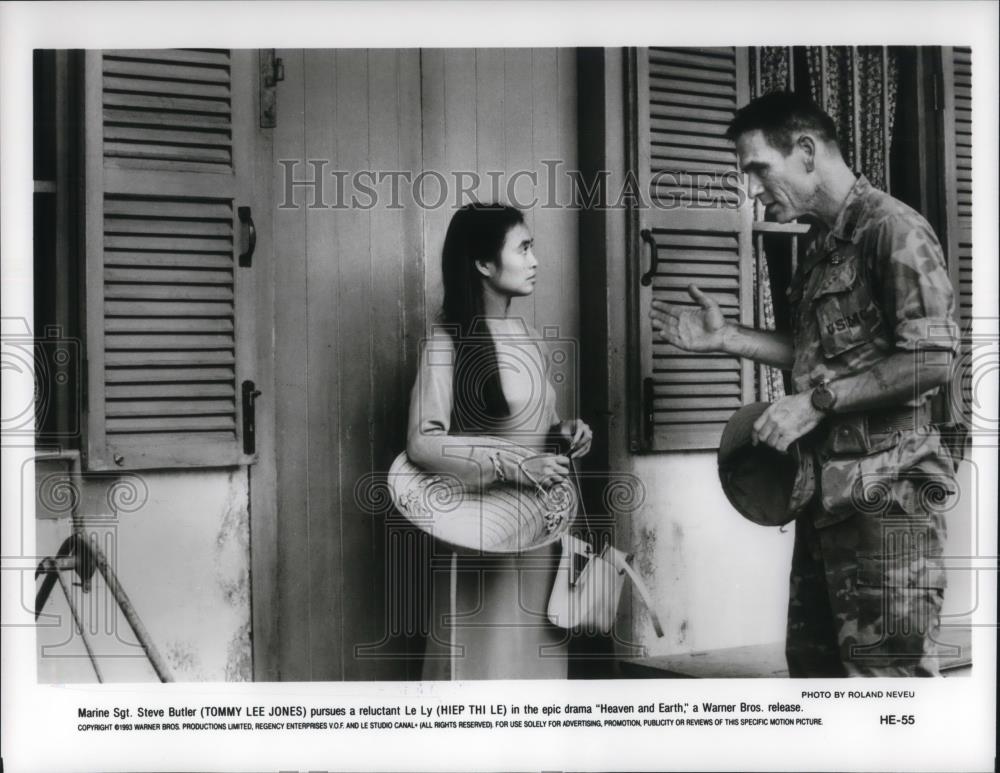 1995 Press Photo Tommy Lee Jones and Hiep Thi Le star in Heaven and Earth - Historic Images