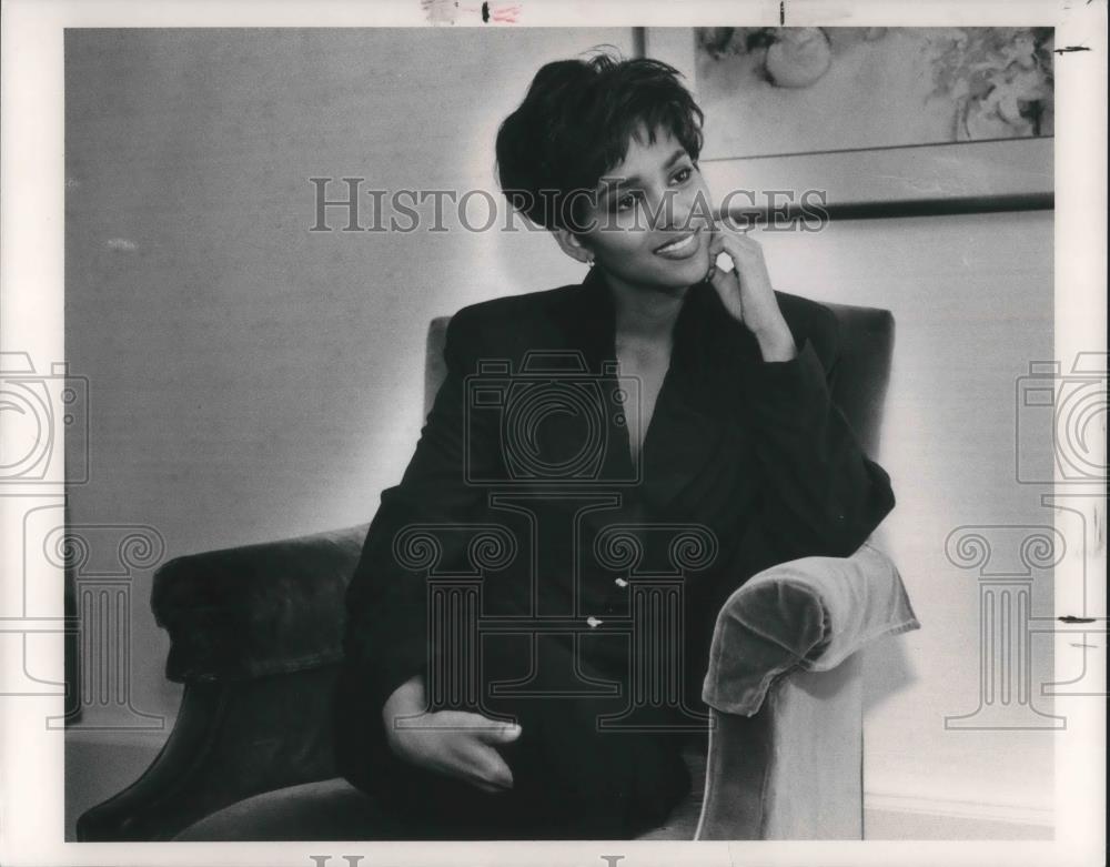 1991 Press Photo Halle Berry Actress in Strictly Business - cvp02077 - Historic Images