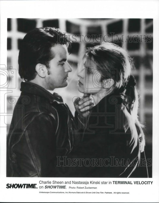 1996 Press Photo Charlie Sheen and Nastassja Kinski star in Terminal Velocity - Historic Images