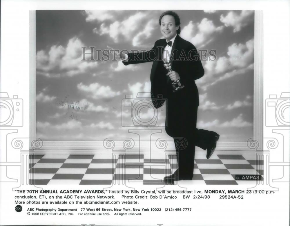 1998 Press Photo Billy Crystal hosts The 70th Annual Academy Awards - cvp01929 - Historic Images