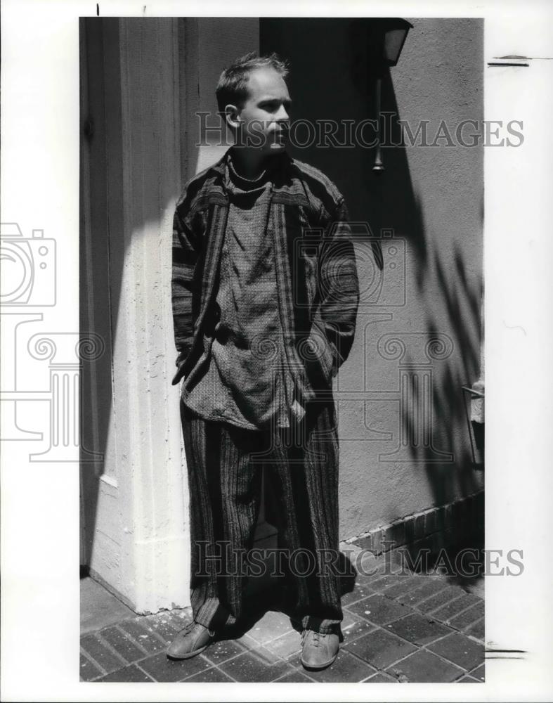 1988 Press Photo Local designer Danny James and his self imposed uniform - Historic Images