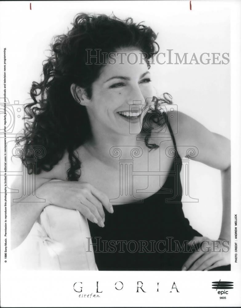 1996 Press Photo Gloria Estefan Latin Pop Singer Songwriter Musician - cvp06203 - Historic Images