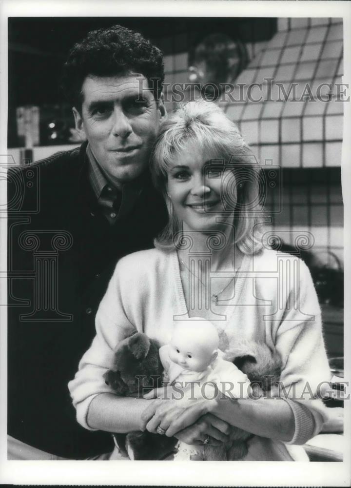 1986 Press Photo Elliott Gould and Dee Wallace Stone in Together We Stand - Historic Images