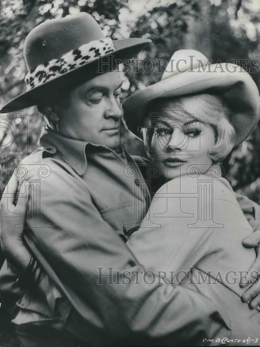 1963 Press Photo Bob Hope and Anita Ekberg in Call Me Bwana - cvp06229 - Historic Images