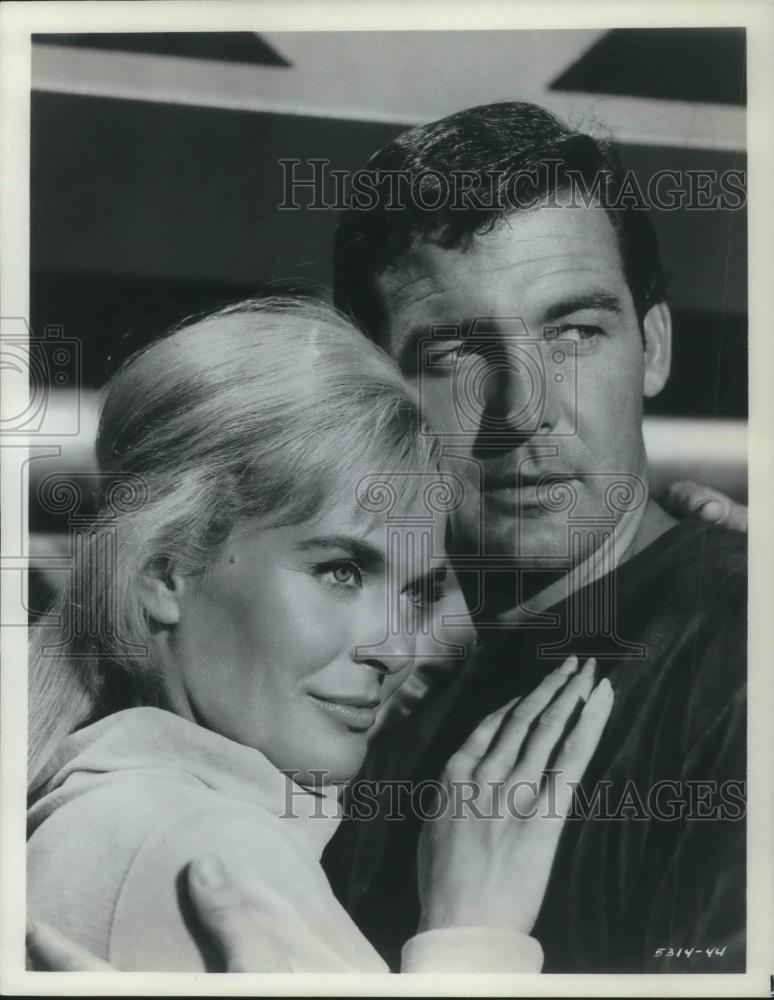 1966 Press Photo Shirley Easton &amp; Brian Kelly on Around the World Under the Sea - Historic Images