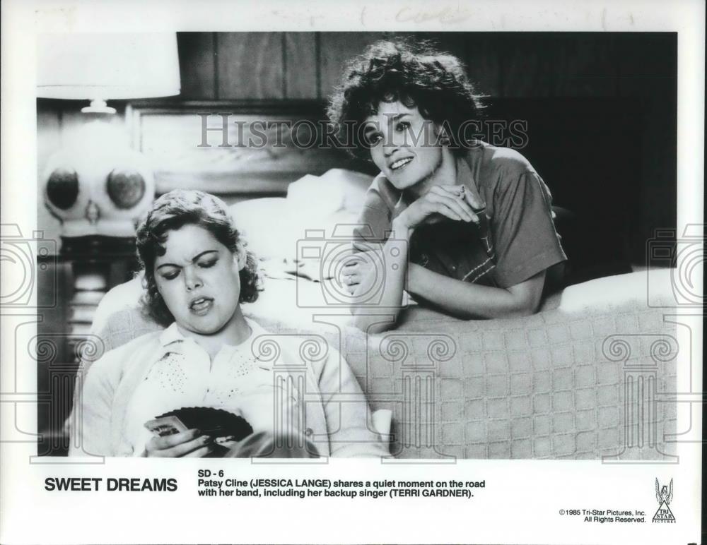 1985 Press Photo Jessica Lange and Terri Gardner in Sweet Dreams - cvp09362 - Historic Images