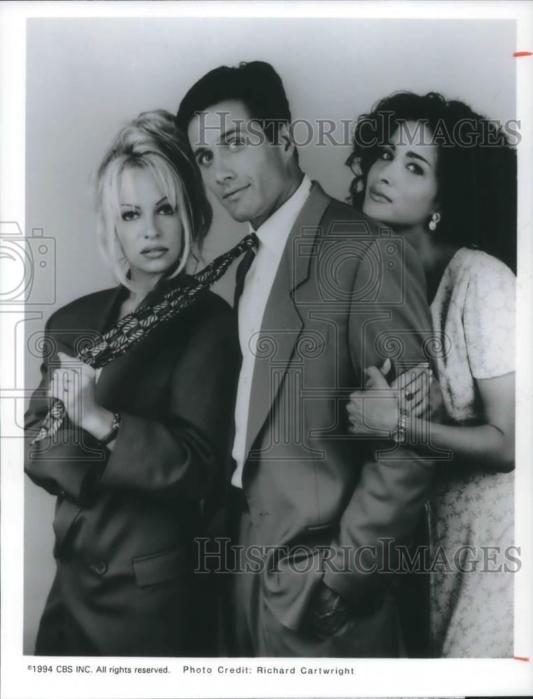 1994 Press Photo Pamela Anderson &amp; Rob Estes in Come Die with Me - cvp09608 - Historic Images