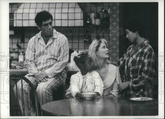 1986 Press Photo Dee Wallace Stone & Elliot Gould in Together We Stand - Historic Images
