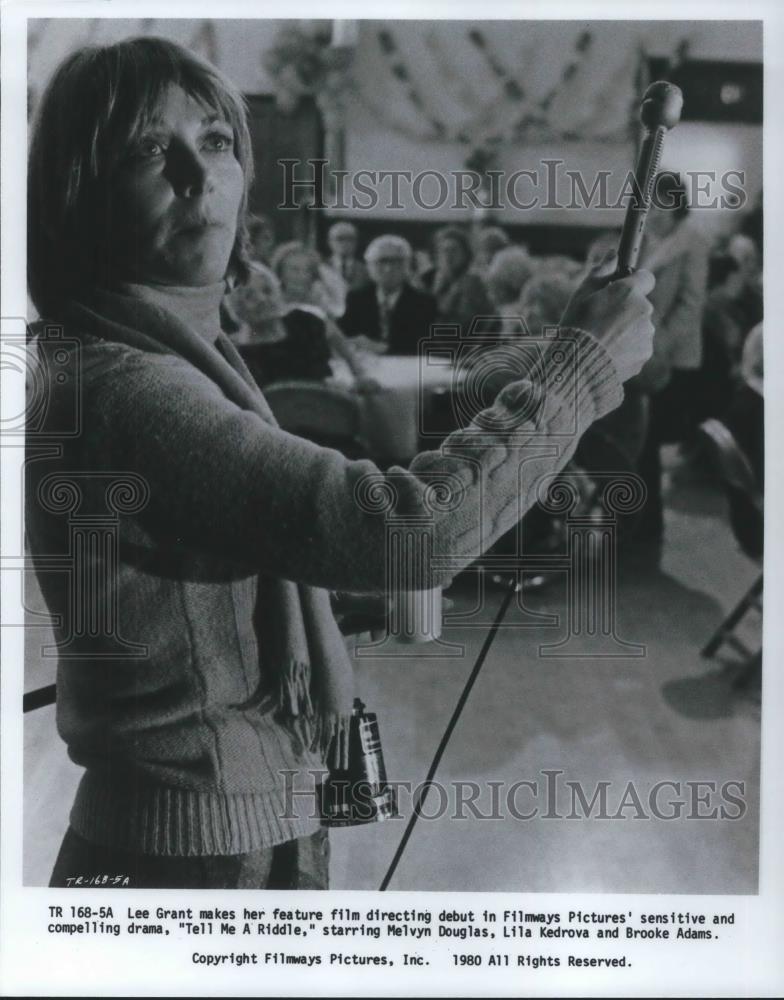 1981 Press Photo Lee Grant directs a scene from Tell Me a Riddle movie film - Historic Images