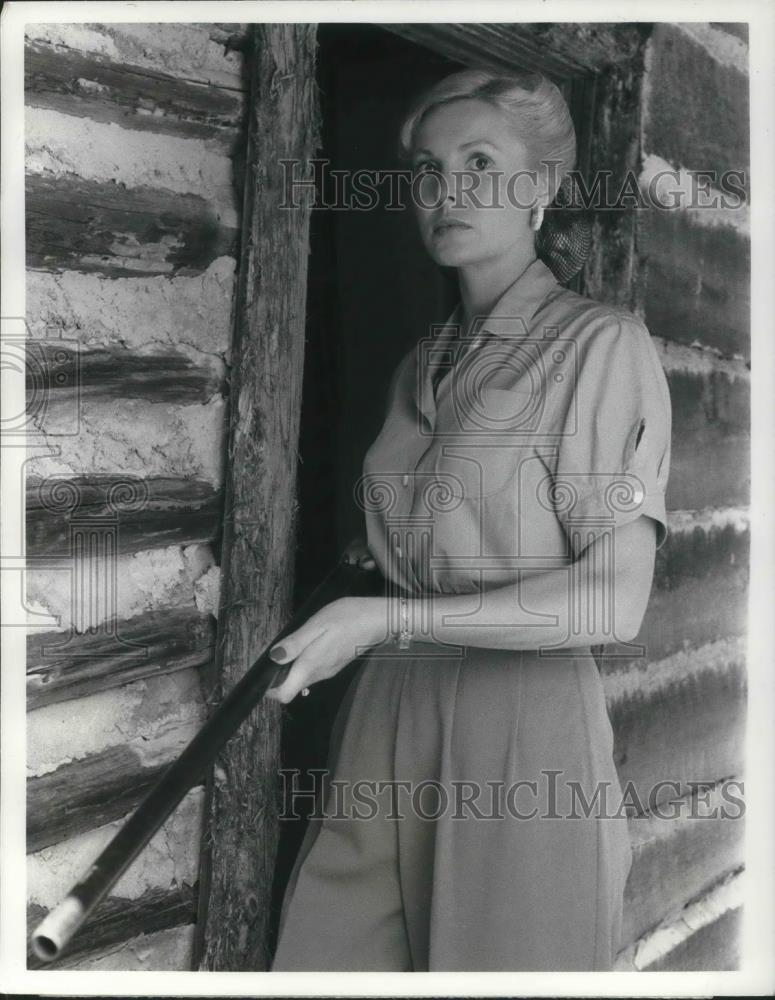 1983 Press Photo Victoria Tennant stars in Chiefs - cvp08748 - Historic Images
