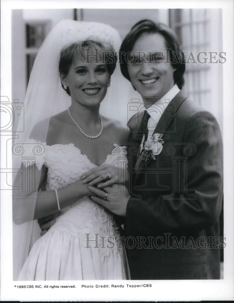 1995 Press Photo Richard Thomas &amp; Kate McNeil in A Walton Wedding - cvp18904 - Historic Images