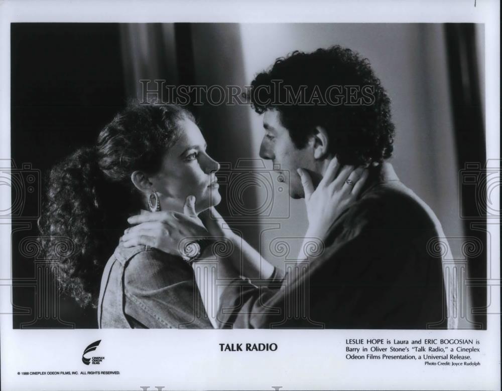 1990 Press Photo Leslie Hope and Eric Bogosian in a scene from Talk Radio - Historic Images