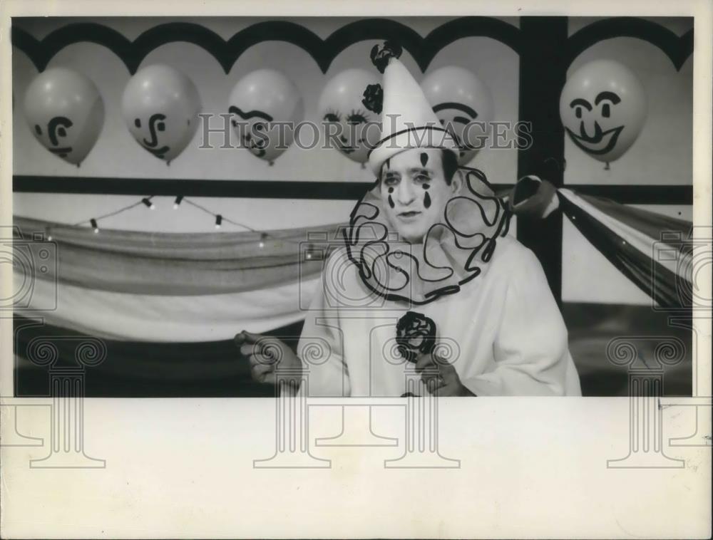 1964 Press Photo Tony Bennett Singer Entertainer Dressed as Clown - cvp02139 - Historic Images