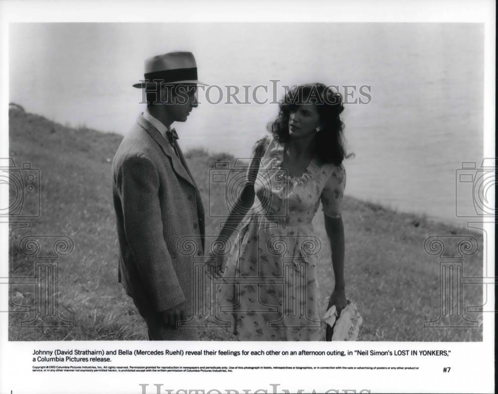 1993 Press Photo David Strathairn and Mercedes Ruehl in Lost in Yankers - Historic Images