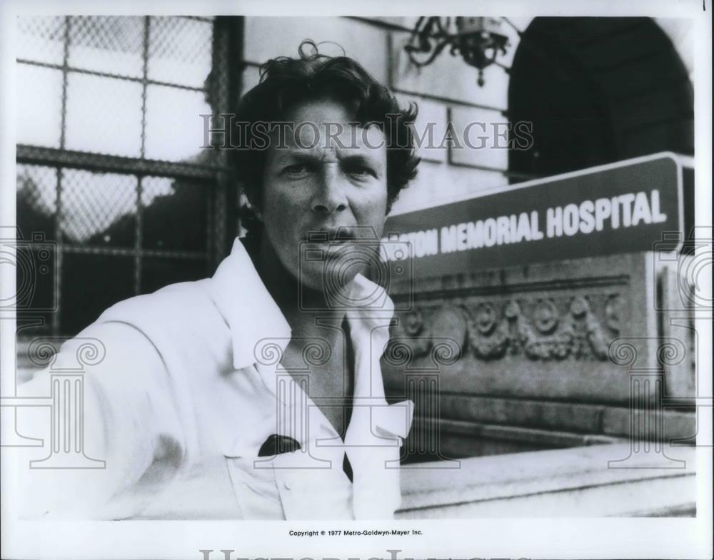 1977 Press Photo Michael Crichton Author Filmmaker Screenwriter Boston Memorial - Historic Images
