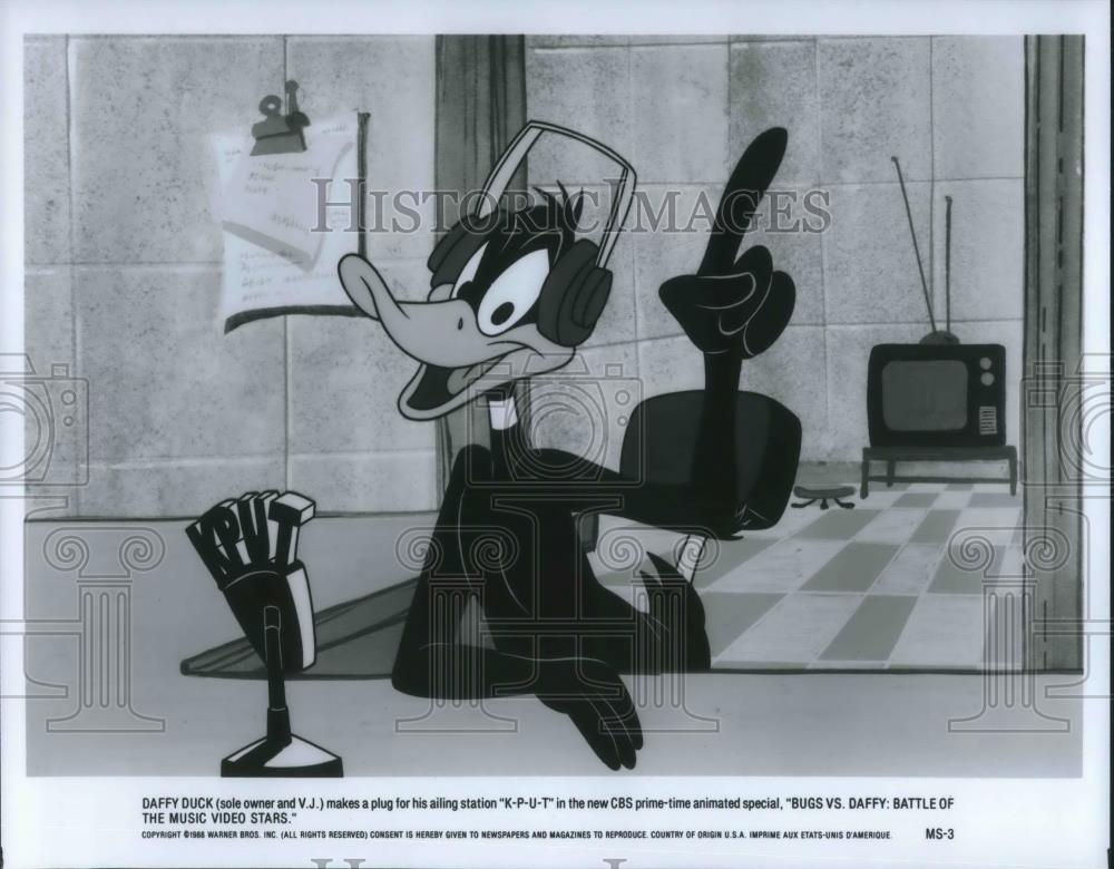 1988 Press Photo Daffy Duck in Bugs vs. Daffy: Battle of the Music Video Stars - Historic Images