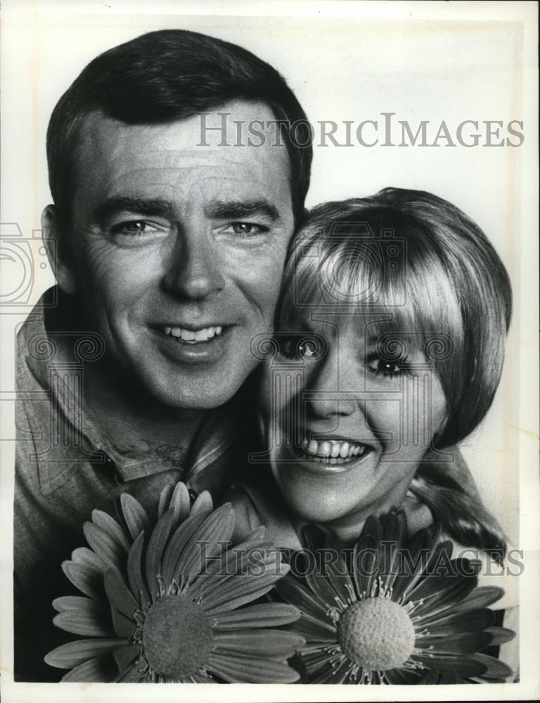 1970 Press Photo Ken Berry &amp; Arlene Golonea in Mayberry R.F.D. - cvp01362 - Historic Images