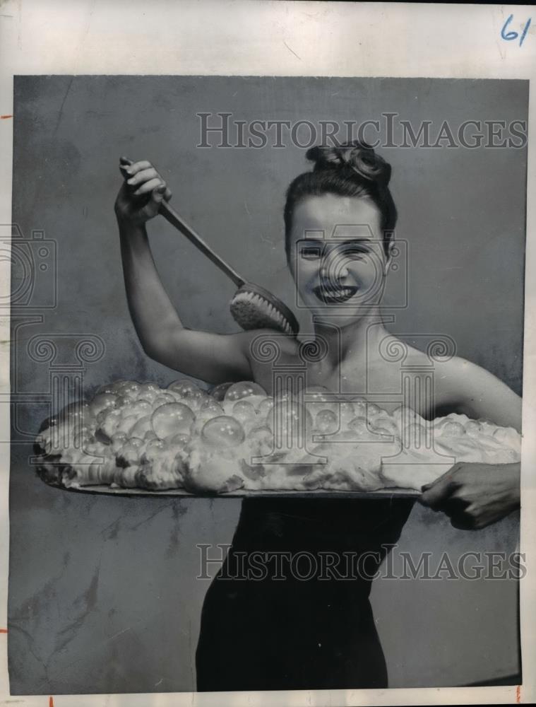 1957 Press Photo Tao Strong shows behind a scene of taking bath in television - Historic Images