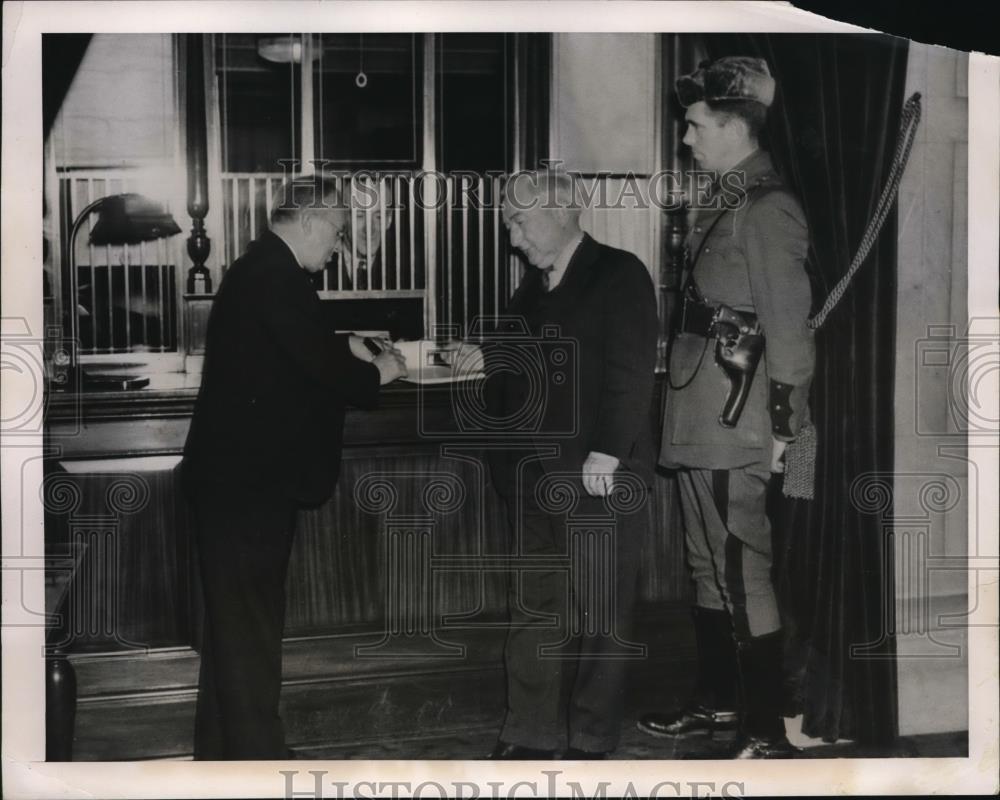 1940 Press Photo New York Senator Chauncey Hammond Signs Payroll for John Madden - Historic Images