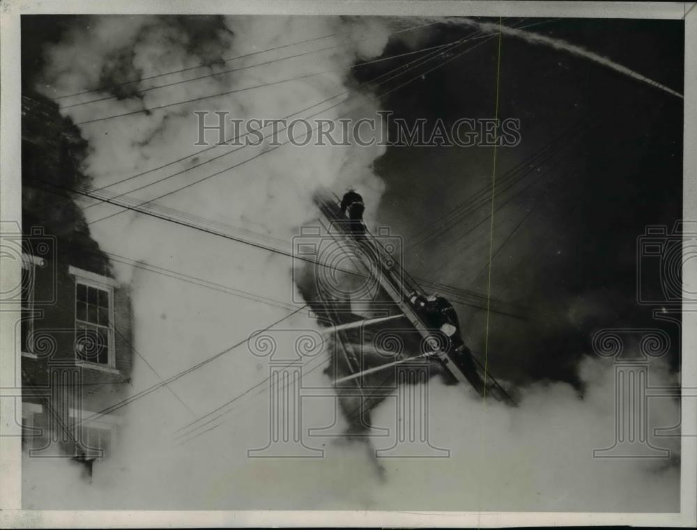 1938 Press Photo Firemen on a raging blaze in Cincinnati Five storey Building. - Historic Images