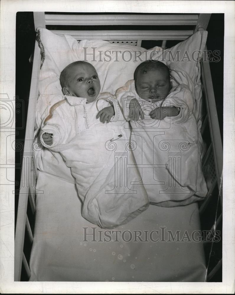 1941 Press Photo twims of Mr. and Mrs. John Harner, Sharen and Karen - Historic Images