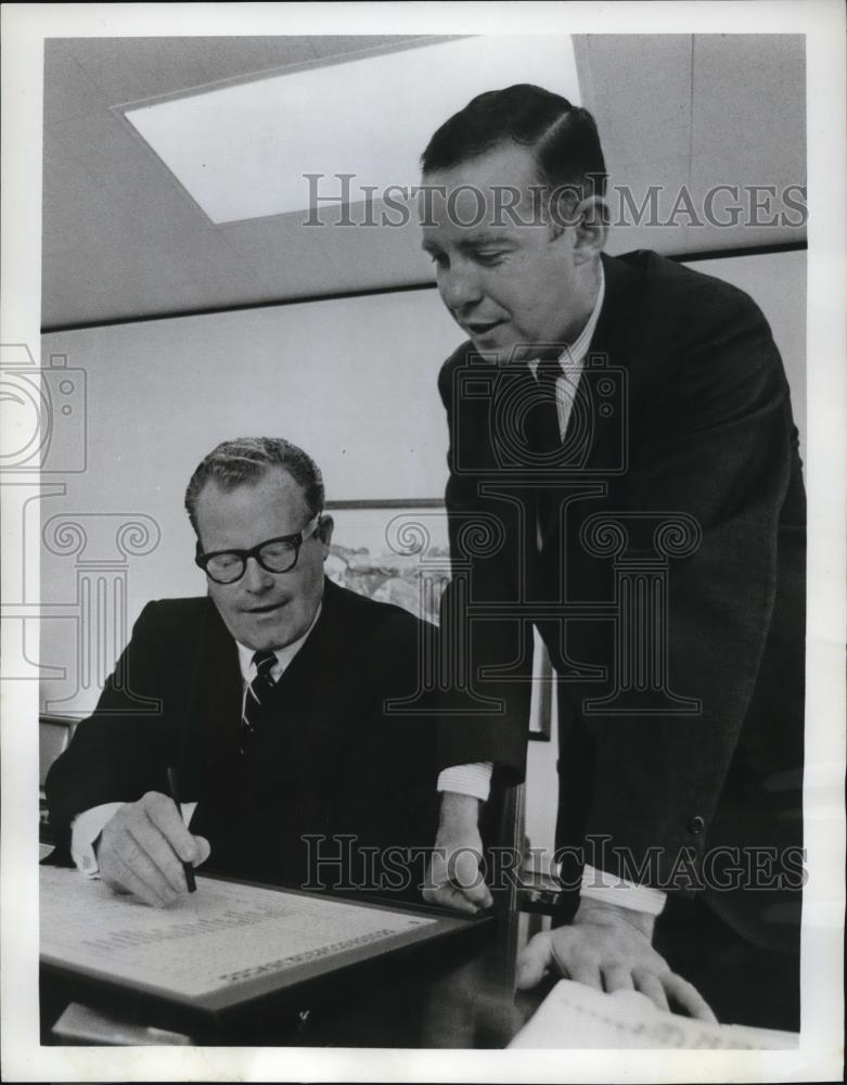 1968 Press Photo Boone Arledge and Chuck Howard Summer Olympic Games - Historic Images