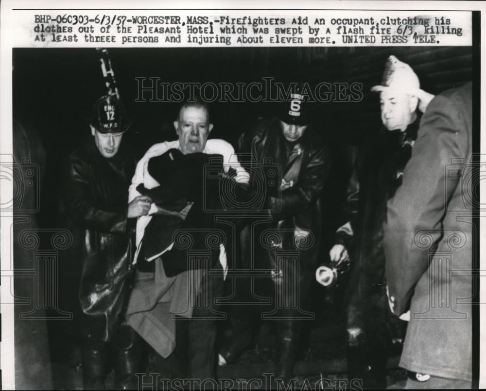 1957 Press Photo Firefighters help a victim out of the Pleasant Hotel - Historic Images