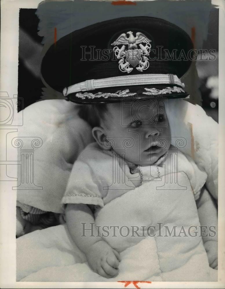 1957 Press Photo Little David Rouzer Against Goliath Hat - Historic Images