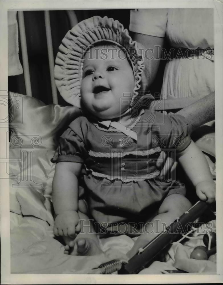 1943 Press Photo Happy Rosemary - Historic Images