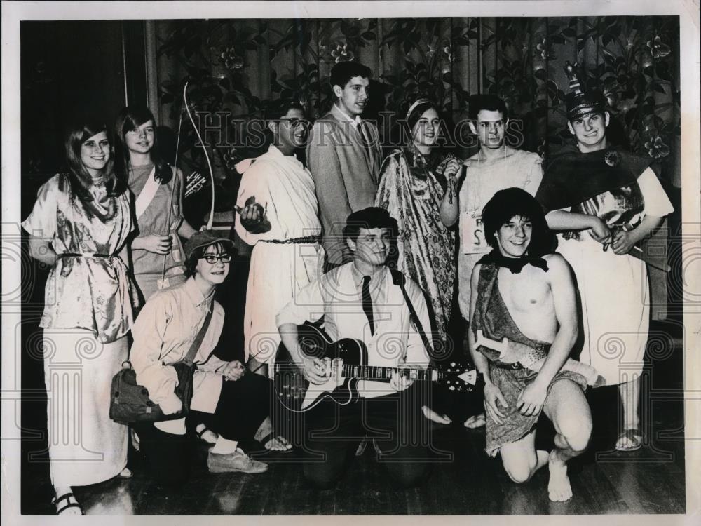 1967 Press Photo Latin Club at Cleveland Heights High School - Historic Images