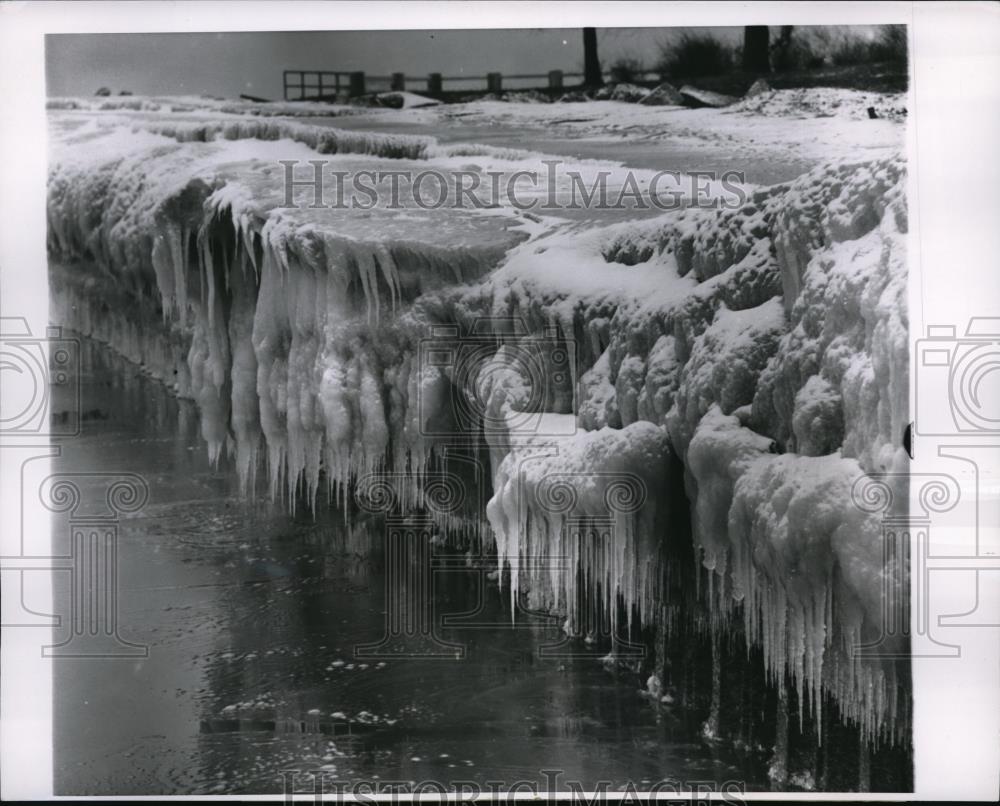 1962 Press Photo Icicle-laden section of Lake Michigan as snow blanketed Chicago - Historic Images