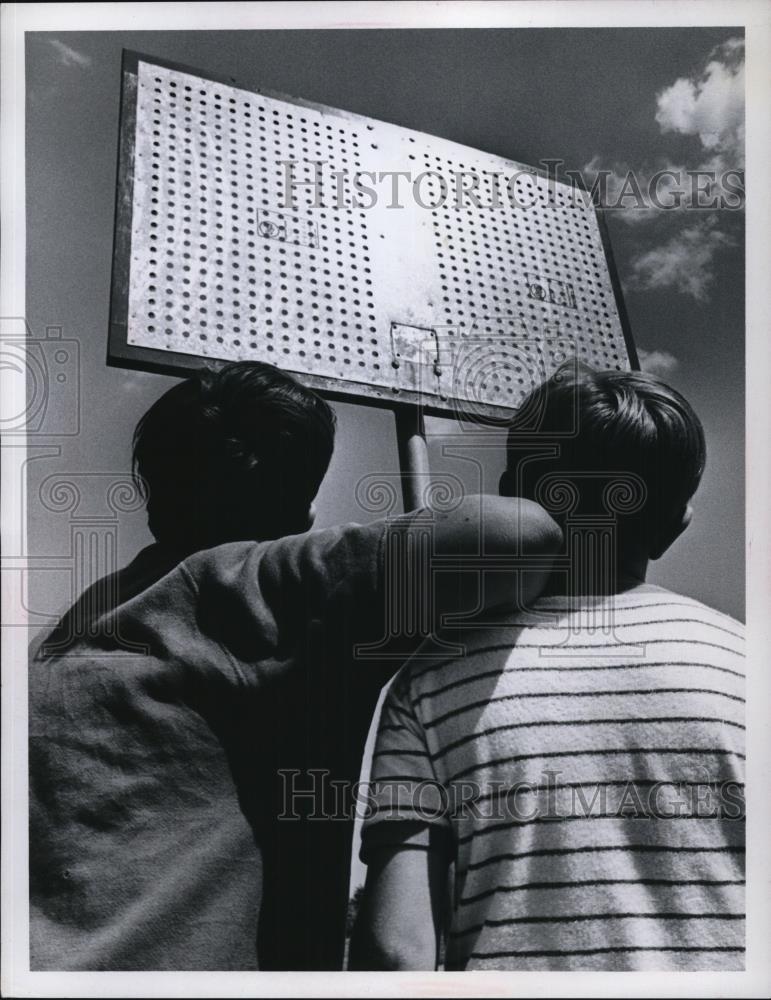 1969 Press Photo James Kamuf and John Gonczya look at the missing hook - Historic Images