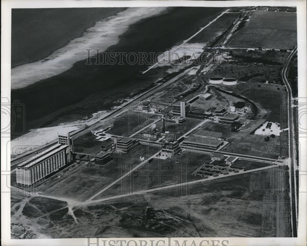 1951 Press Photo Texas Oil Refinery, Open Air Building Construction - Historic Images