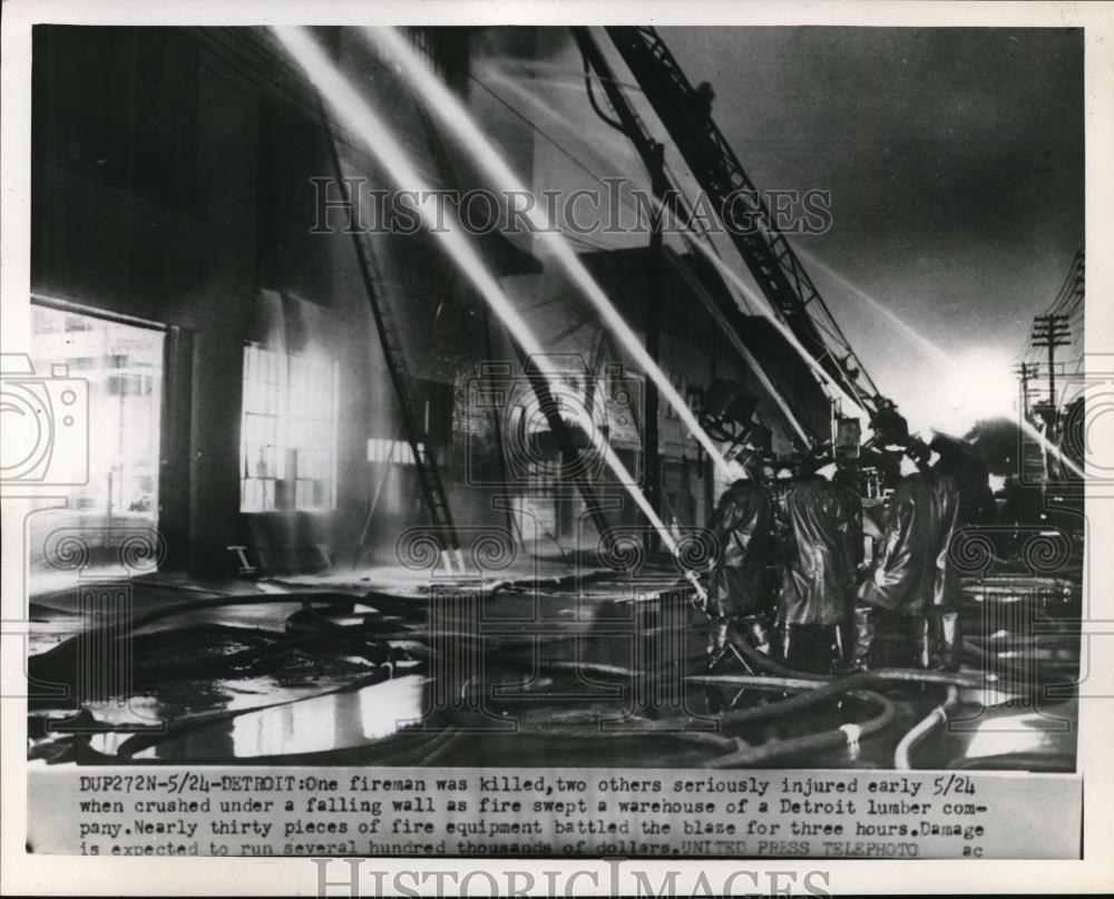 1952 Press Photo The fire damages and injuries that swept a warehouse - Historic Images