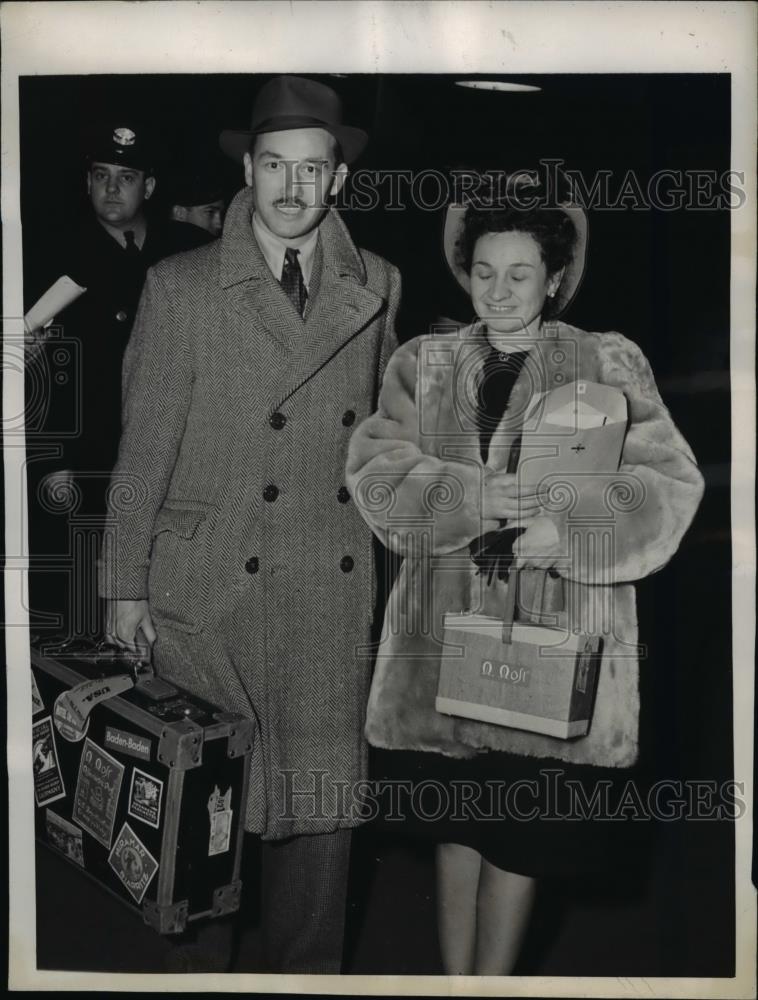 1944 Press Photo Melos Most with his wife, Elizabeth as they landed - Historic Images