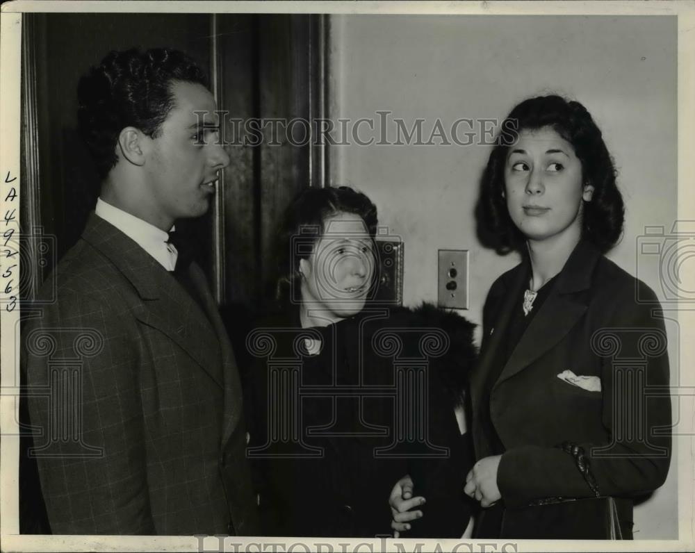 1939 Press Photo Los Angeles Attending the trial of their Father, Virgilio - Historic Images