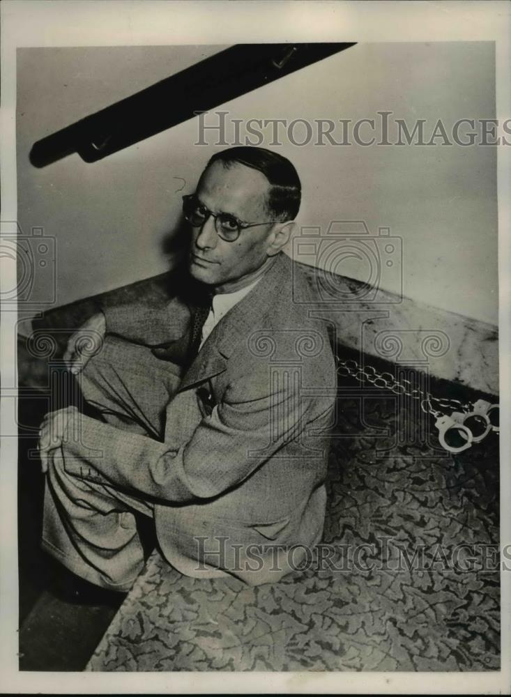 1939 Press Photo Virgilio Spinelli on the steps of the court corridor. - Historic Images