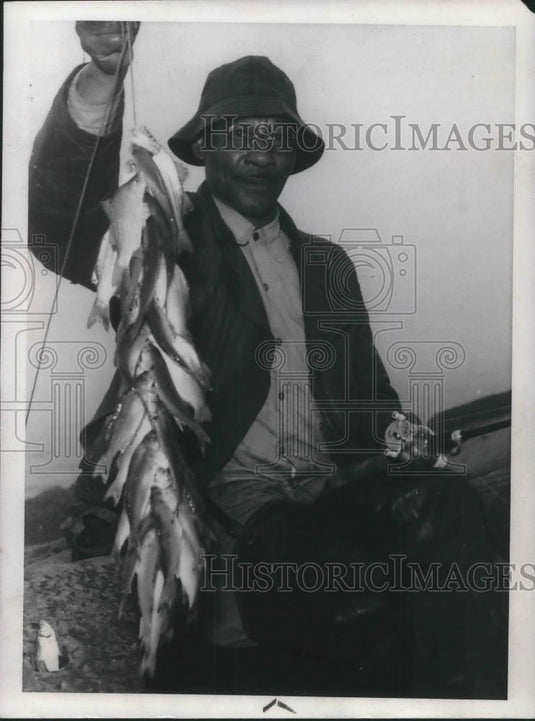 1952 Press Photo Charles Ellis Fisherman Caught 30 White Bass In An Hour - Historic Images