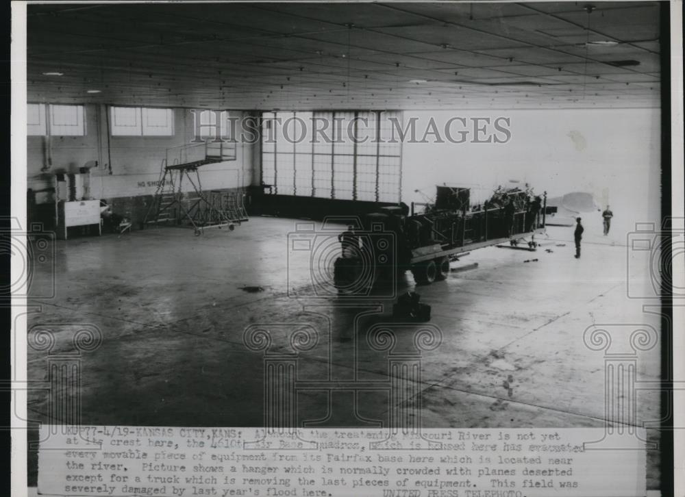 1952 Press Photo Kansass City Kansas hangars empty as flood threatens - Historic Images