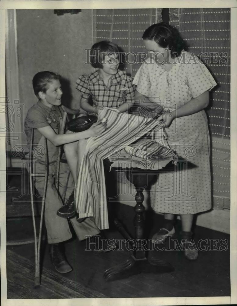 1937 Press Photo Liberta Mae Smith, Beverly Byrd and mother Helen Smith - Historic Images