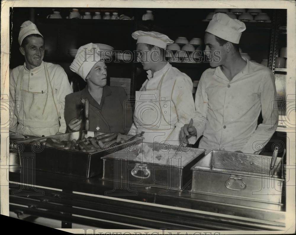 1941 Press Photo At the mess serving counter Mary Baker models regulation chef - Historic Images