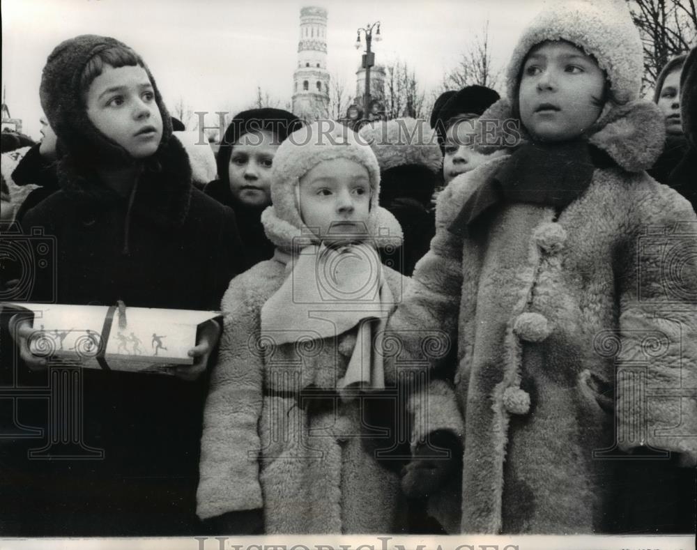 1965 Press Photo Moscow Cold Temperatures Youngsters Prize Won in Kremlin Kiddie - Historic Images