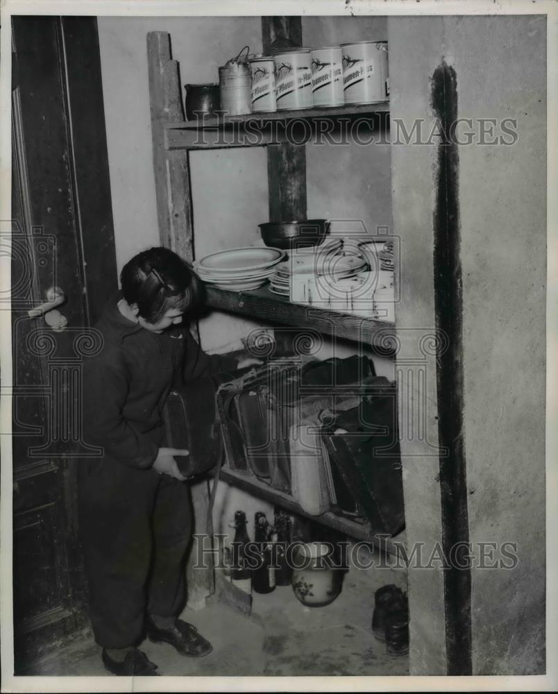 1952 Press Photo Eight Year Old Orphan Giesela Returning Home From School - Historic Images