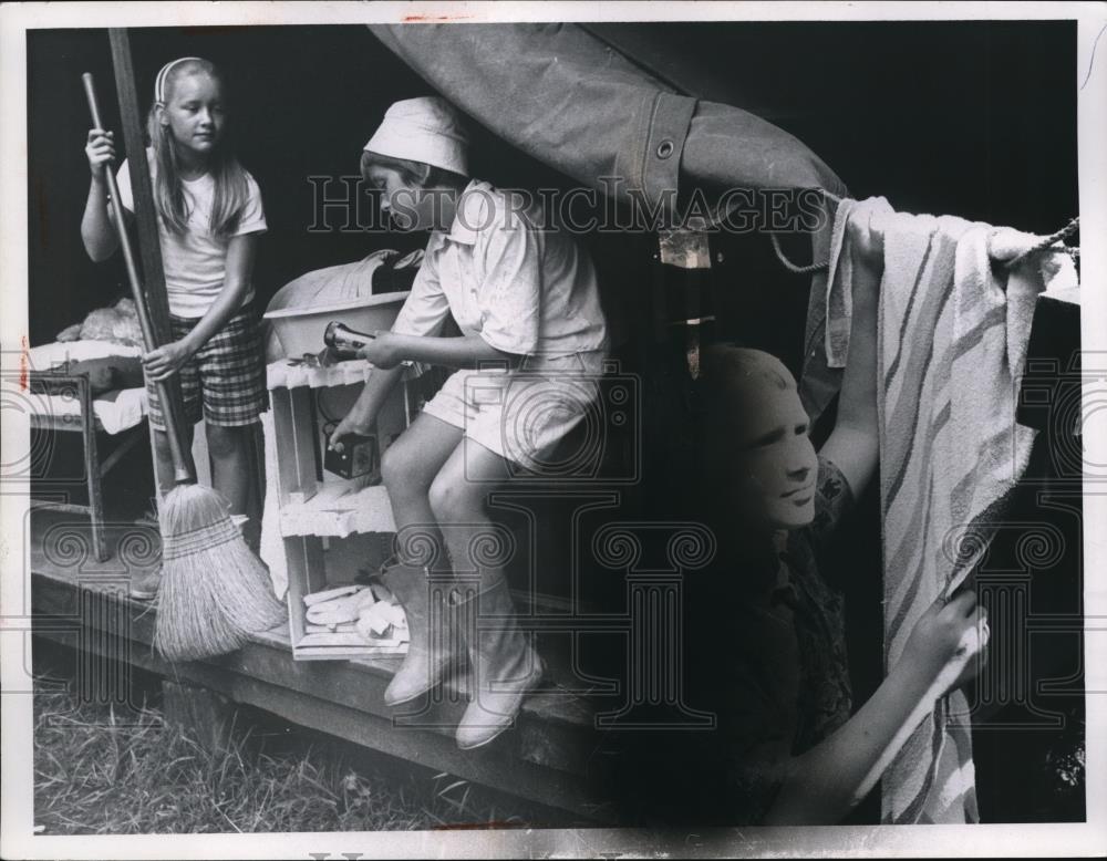 1962 Press Photo Kimberly Rhein, Ann Lillard and Judy Brueggemonn at Camp - Historic Images