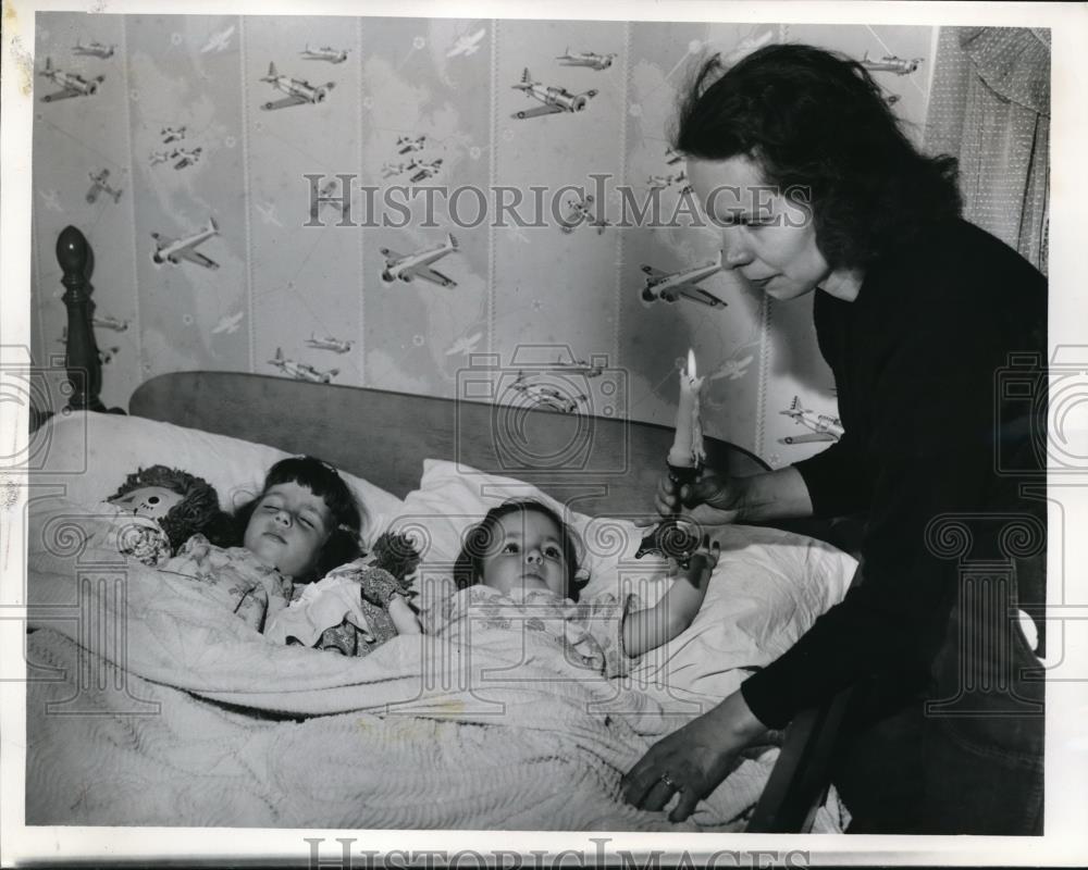 1953 Press Photo Mrs Catherine Manzi, Worthington Ave, Children In Bed - Historic Images