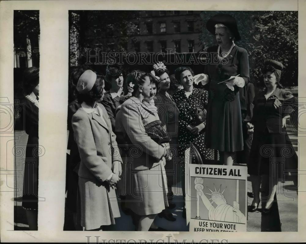 1944 Press Photo Mrs. William Ceecher, NYC League of Women Voters Union Square - Historic Images