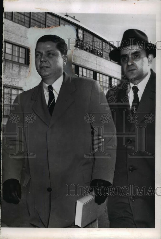 1955 Press Photo NYC Robert Schlesinger & detectiveWm Romaine oil swindle - Historic Images