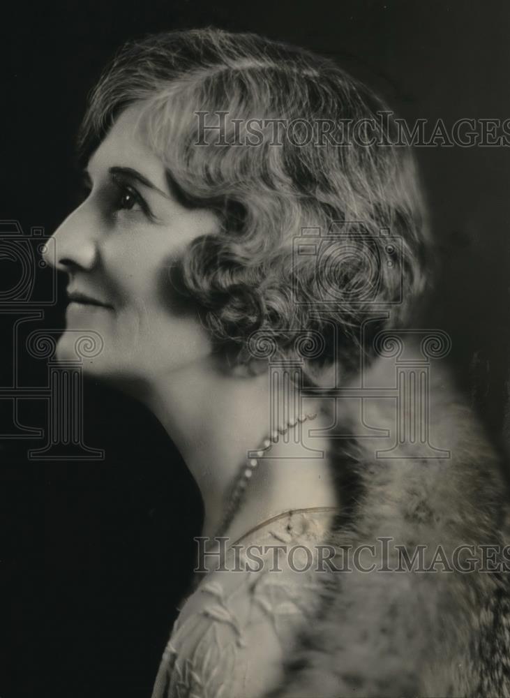 1931 Press Photo Miss Lida Woodring presides at many social functions - Historic Images