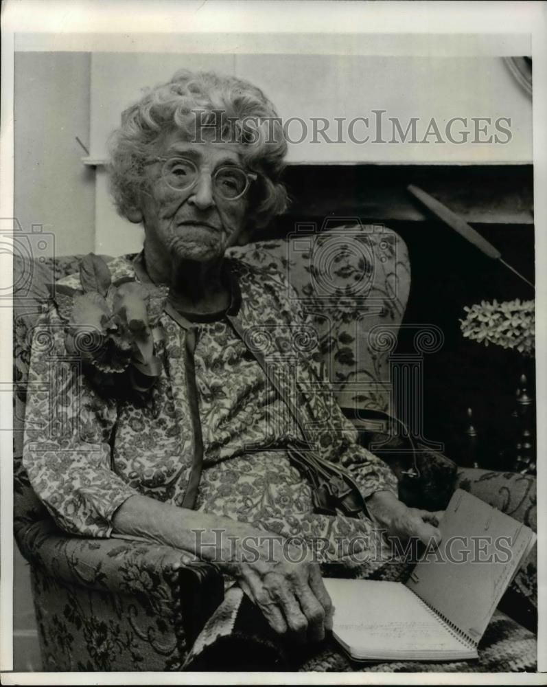 1968 Press Photo Yarmouth Port Mass Mrs Lissie T Rogers looks over the register - Historic Images