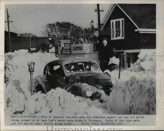 1952 Press Photo Hyannis resident digging car out of snow, Cape Cod, Mass - Historic Images